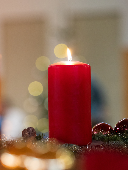 Rote Kerze mit Flamme auf dem Adventskranz des KBBW Hettstedt