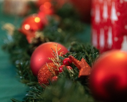 rote Weihnachtskugeln auf Tannengrün