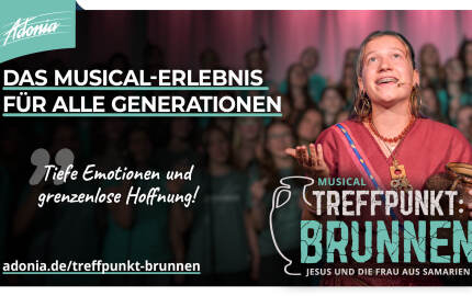 Plakat zum Adonia-Musical mit singendem Mädchen und Chor im Hintergrund
