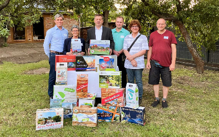 Ministerpräsident Sven Schulze, Geschäftsführerin Barbara Klink und andere steht hinter den Genussboxen aus Sachsen-Anhalt