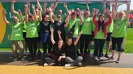 Das Team Kolping winkt und lacht in die Kamera