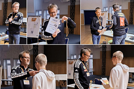 Verschiedene Personen erhalten eine Urkunde und Medaille