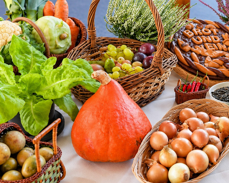 Gabentisch mit Gemüse und Früchten