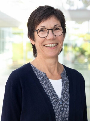 Porträt von Sabine Steiner.