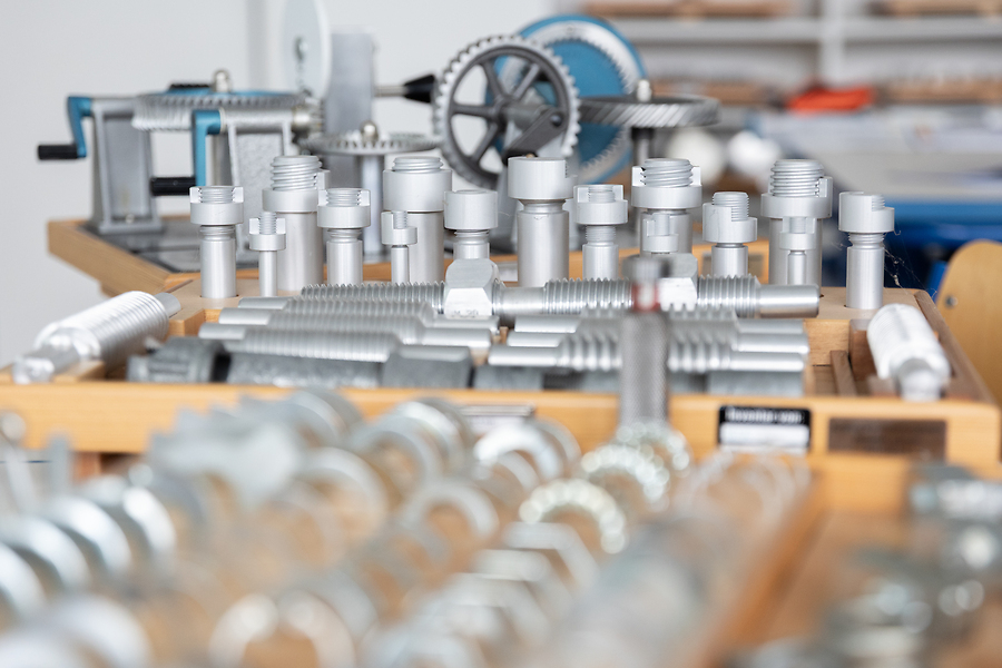 Metallringe, Bolzen und Verschraubungen in verschiedenen Größen als Anschauungsmaterial für die Berufsschule, Nahaufnahme