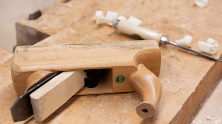 Holzhobel in Nahaufnahme auf einem Tisch