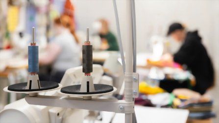 Auszubildende arbeiten konzentriert an N&auml;hmaschinen in der N&auml;herei des Berufsbildungswerks Hettstedt und fertigen textile Produkte unter praxisnahen Ausbildungsbedingungen.