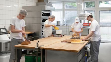Auszubildende im KBBW Hettstedt arbeiten in der Backstube an Brot- und Feinbackwaren.