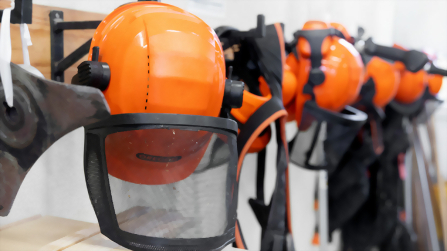 H&auml;ngende Schutzhelme und Sicherheitsausr&uuml;stung im handwerklich-technischen Ausbildungsbereich