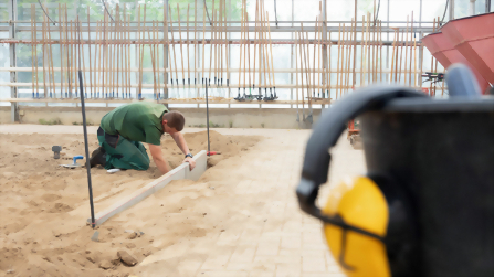 Auszubildender arbeitet im Gew&auml;chshaus im Bereich Garten- und Landschaftsbau des Berufsbildungswerks Hettstedt.
