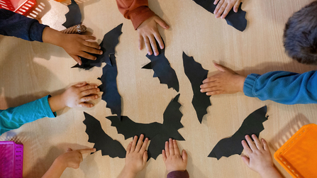 Kindergartenkinder pr&auml;sentieren selbstgebastelte Fl&uuml;gel 