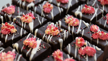 Nahaufnahme des Kuchenverkaufs beim Adventsmarkt Hettstedt 2025