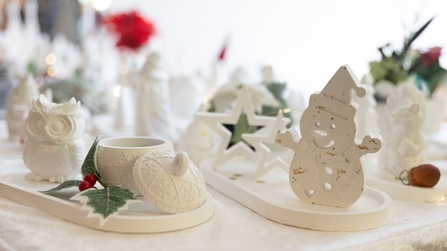 Schneemann und andere hergestellte Weihnachtsdekoration zum Verkauf beim Adventsmarkt