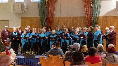 Chor singt im Saal im KBBW Hettstedt zum Adventsmarkt 2025