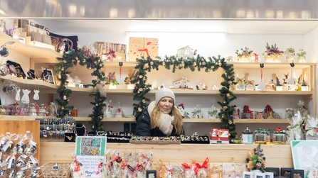 Ausstellerin Christina G&uuml;rgens von Perlenzauber beim Adventsmarkt 2025