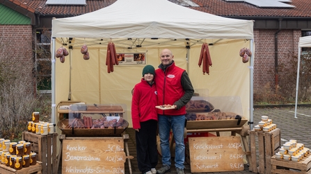 Stand der Zappendorfer Wurstmacher beim Adventsmarkt Hettstedt 2025