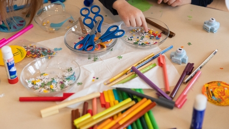 Tisch mit bunten Stiften und Scheren in der Kita Arche Kolping