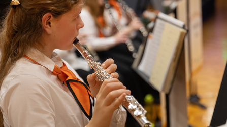 nahaufnahme einer Querfl&ouml;tenspielerin des Kolping Orchesters