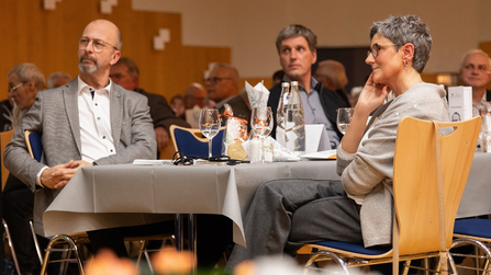Gesch&auml;ftsf&uuml;hrerin und Prokurist des KBBW sitzen am Tisch 
