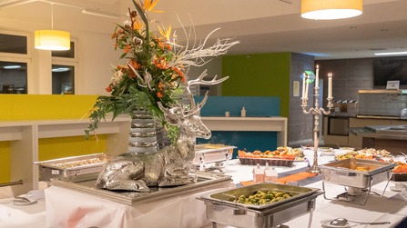 Buffet zum Abend aufgebaut in der Mensa 