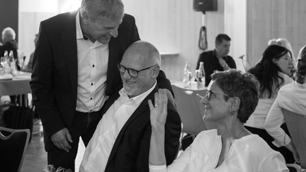 Fr&ouml;hlicher Schulleiter und Gesch&auml;ftsf&uuml;hrerin