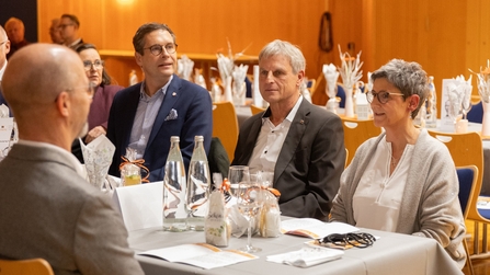 Leitungsteam und B&uuml;rgermeister von Halle Alexander Vogt sitzend am Tisch
