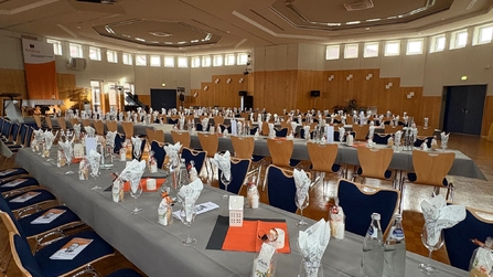 Leerer Saal mit gedeckten Tischen am Kolping Gedenktag
