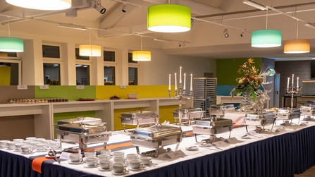 Buffet aufgebaut in der Mensa 