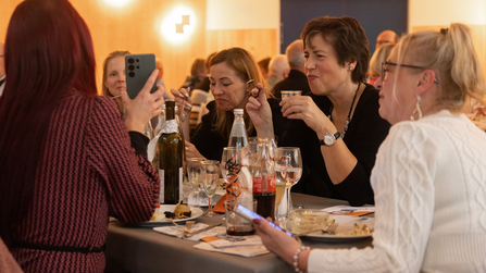 Fr&ouml;hliche Mitarbeitende am Tisch