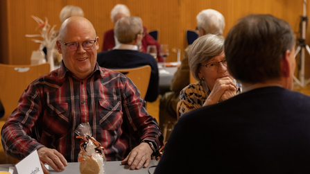 L&auml;chelnder Gast schaut in die Kamera