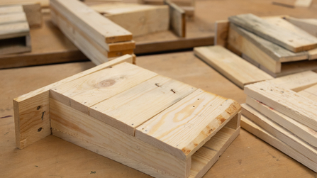 Fertiger Fledermauskasten und Holzteile