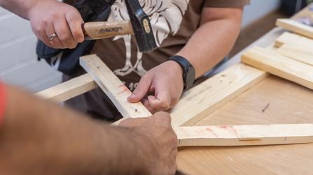 Einzelteile eines Werkst&uuml;ckes werden zusammengebaut