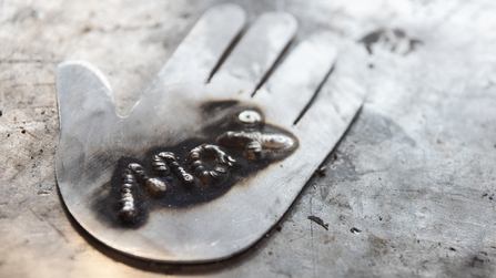 Metallhand mit eingefr&auml;stem Namen