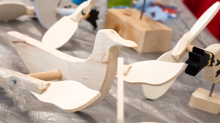 Windrad-V&ouml;gel aus Holz in der Inklusionswerkstatt